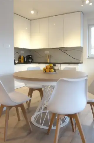 Kuchnia z okrągłym stołem w apartamencie 6