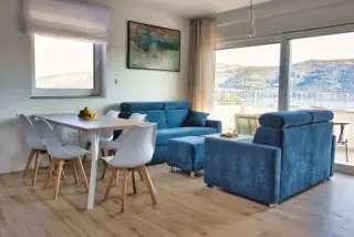 Salon z widokiem na zatokę w apartamencie 9