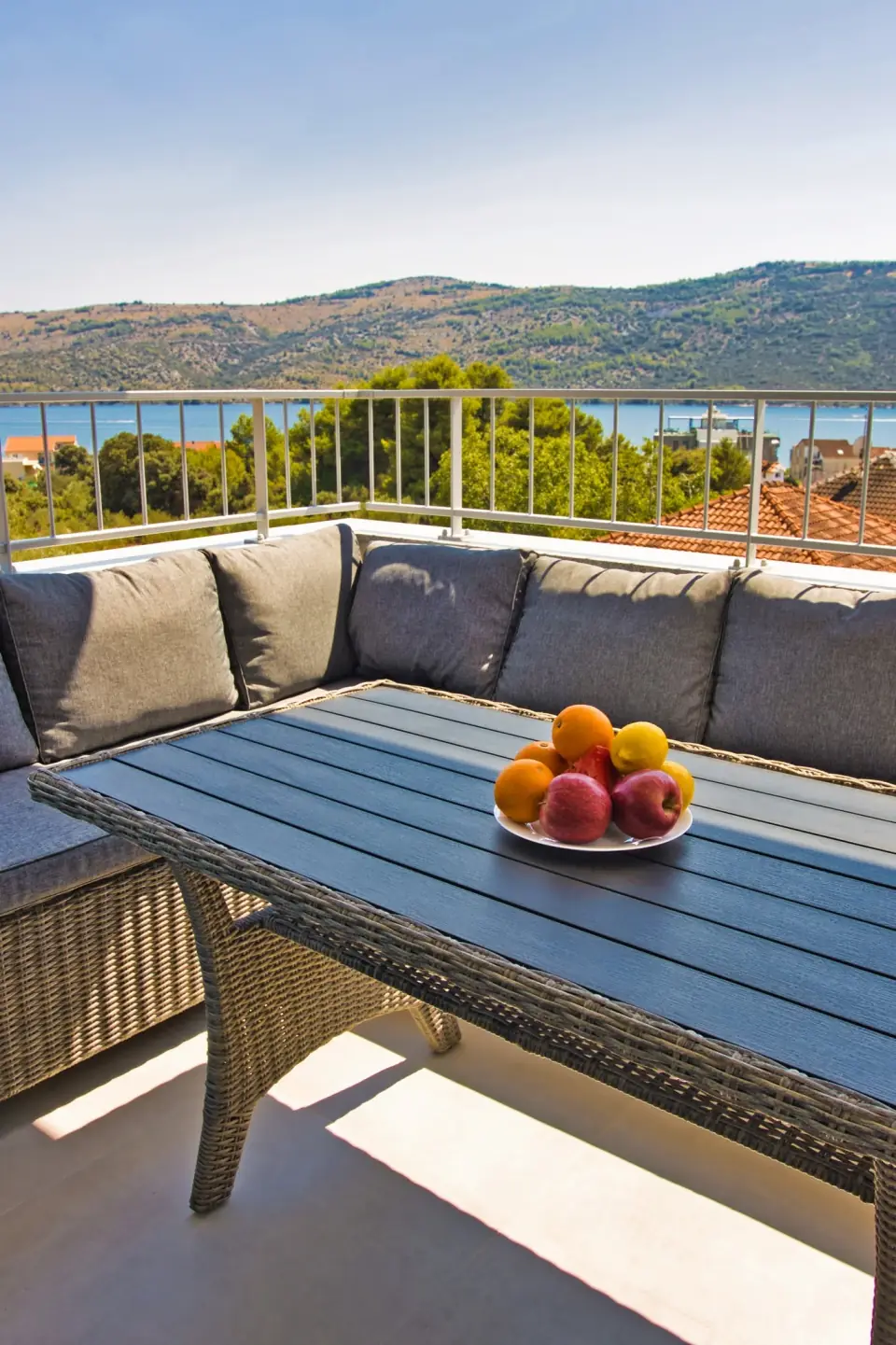 Balkon apartamentu White Vista z sofą i widokiem na Adriatyk