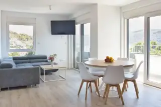 Salon z aneksem kuchennym i wyjściem na balkon