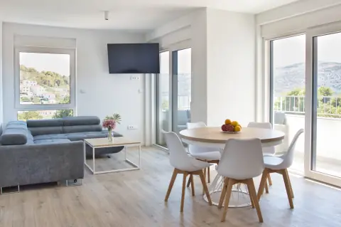 Salon z aneksem kuchennym i wyjściem na balkon
