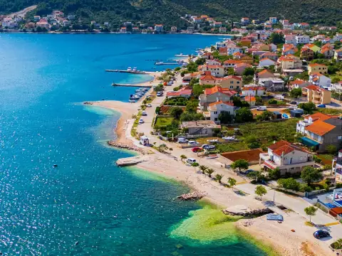 Wybrzeże z plażą i ścieżką między Poljicą a Mariną