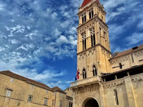 Dzwonnica katedry św. Wawrzyńca nad dachami starego Trogiru